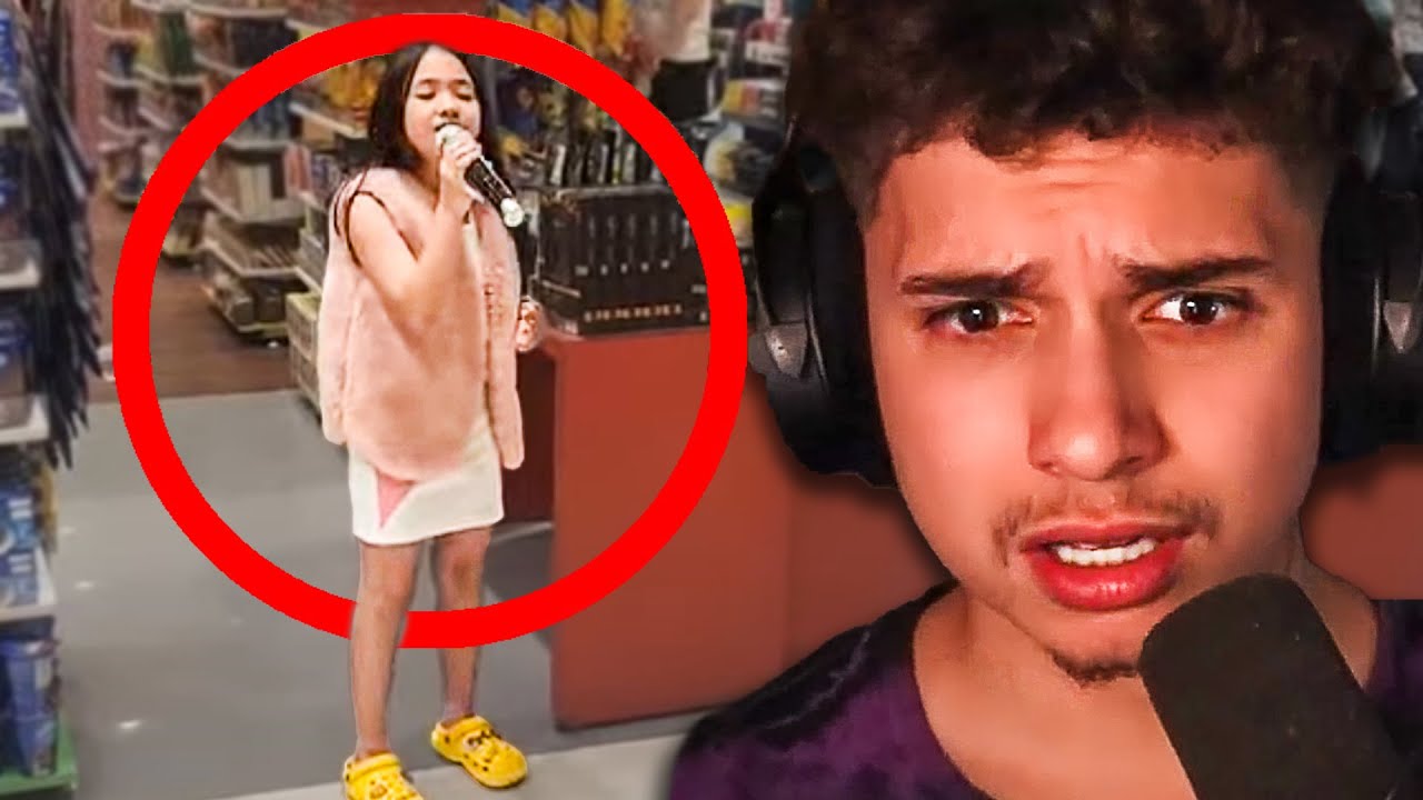 Kid Effortlessly Sings In The Mall! - YouTube