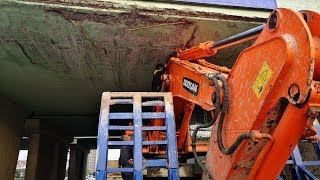 Kartalda Iş Makinesi Taşıyan Tir Köprü Altında Sıkıştı