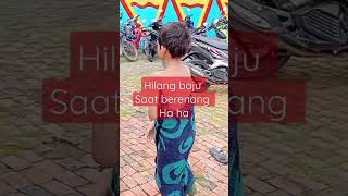 Pulang Berenang ,Baju Ganti Hilang ,He He Jadi Pulang Pakai Handuk