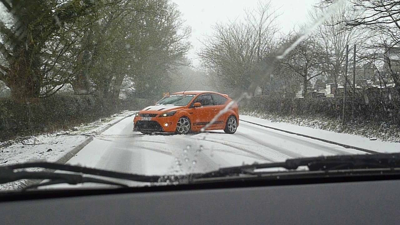 Driver in the snow Facing the wrong way after he lost control - YouTube