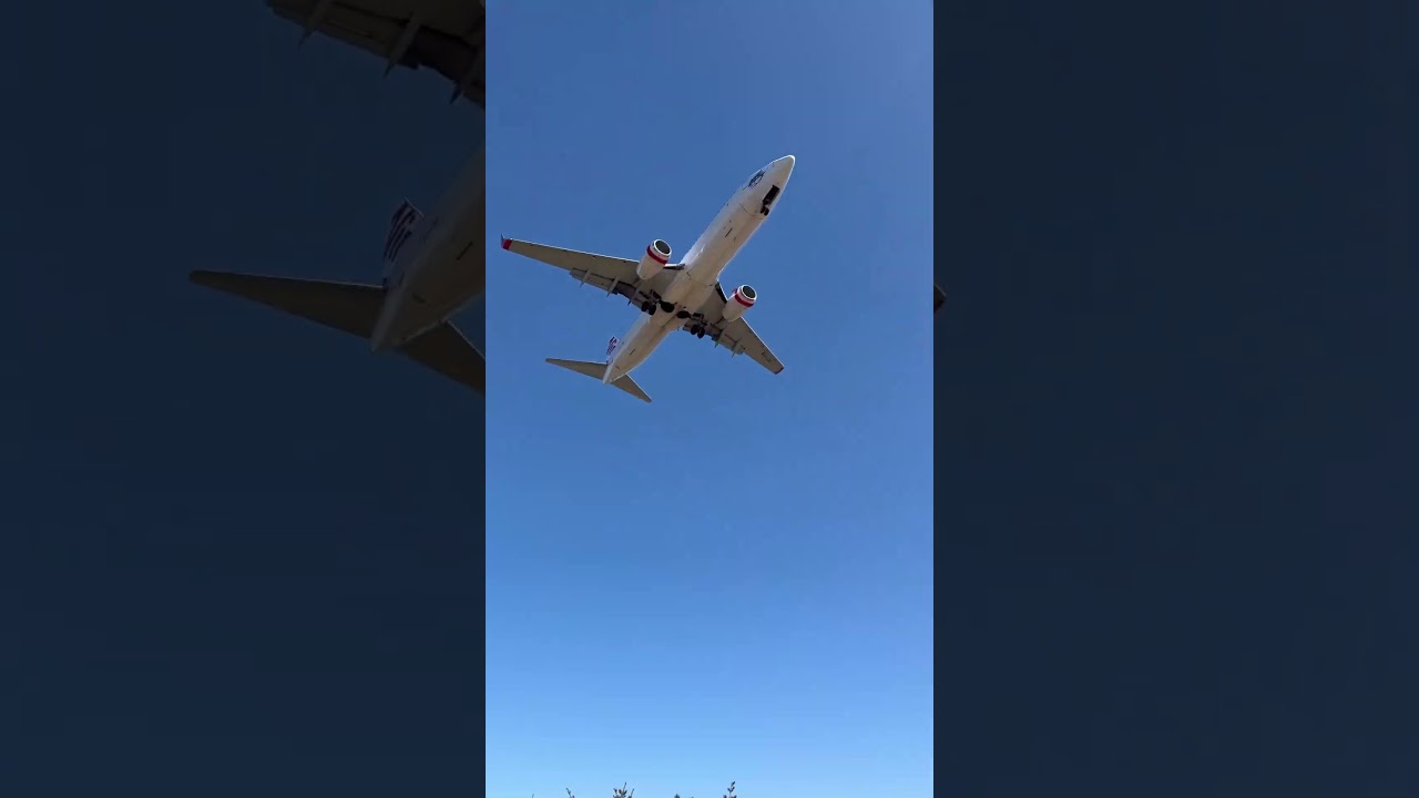 Virgin Australia 737-800 landing at Perth 