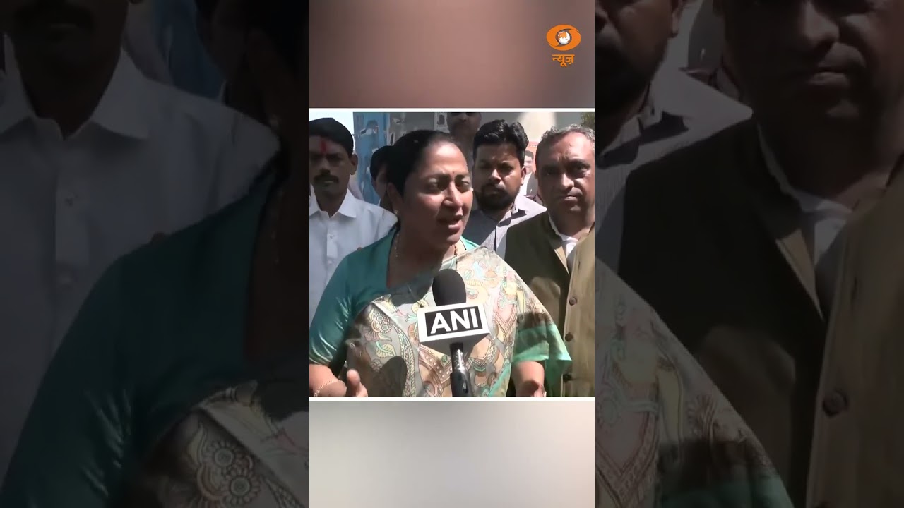 Delhi CM Rekha Gupta Orders Removal of Posters from Metro Pillars for a Cleaner City