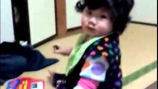 ノリノリでピアノを弾く赤ちゃん