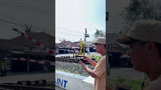 Mainan Palang Pintu Kereta Api Turun Bersamaan Dengan Palang Pintu Asli #palangpintukeretaapi