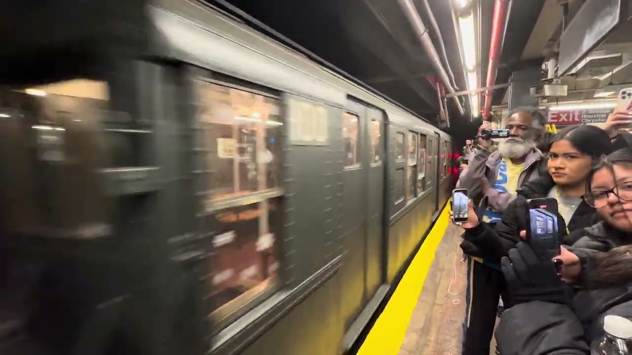 Nostalgia R1/9 Holiday Train Departing 2nd Avenue-Houston Street