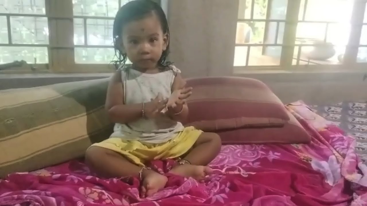 Priyasmita kemon nach korche dekhun.