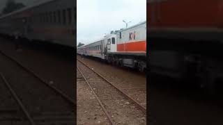 kedatangan ka lokal merak stasiun Cilegon menjelang margib CC 201 83 30 rangkaian tercampur