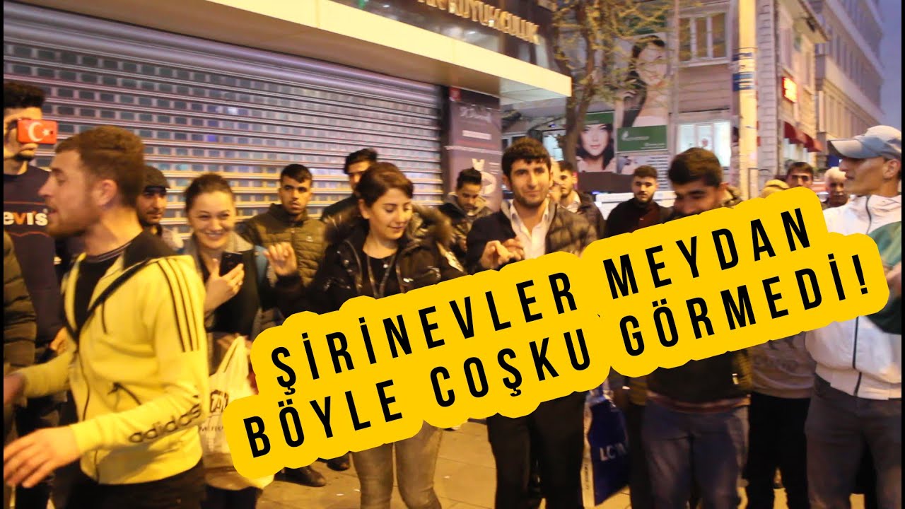 Sokak Müzisyenliği yapan gençlere destek verdi, izleyenler yerinde duramadı