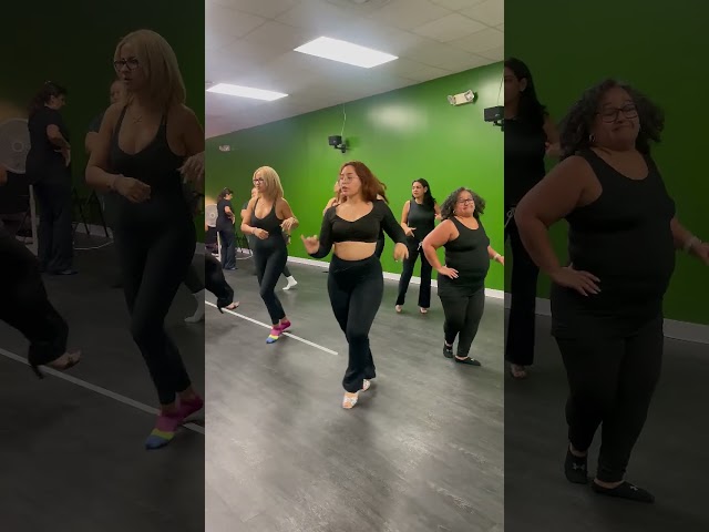 💃 ¡Nuestra clase de Salsa para mujeres es ritmo y diversión! 💥 Aquí, cada mujer aprende a moverse con confianza, estil