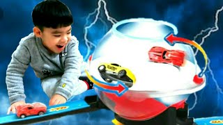Ethan Fish Bowl Car Racing Battle! SPINFORCE GLOBE CAR RACING SET Spinway Racer Cars Challenge