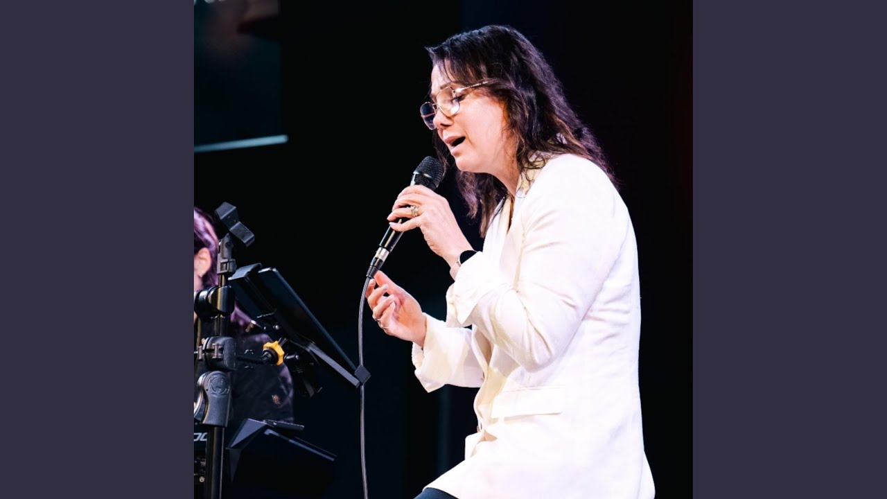 أغني في وسط الالام