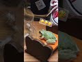 カエル水槽に数十匹のコオロギを入れたら大騒ぎになった！