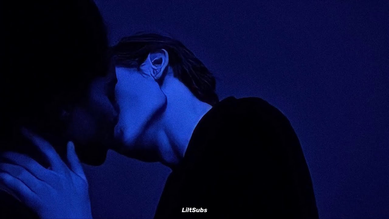 Blue kisses. Поцелуй парней в темноте. Поцелуй Эстетика. Эстетика поцелуя парней. Эстетика парочки в темноте.