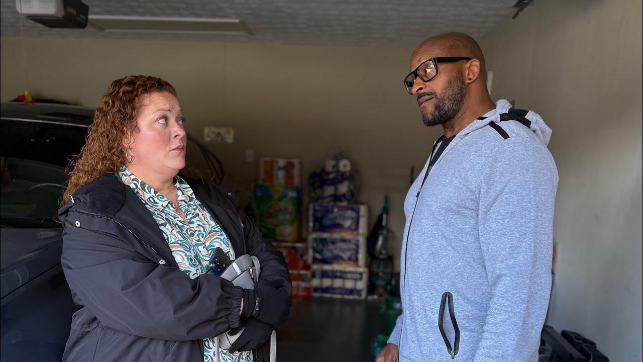 Бетани говорит Ларри, что едет в аэропорт, когда он забирает Шарру, но она ошибается.