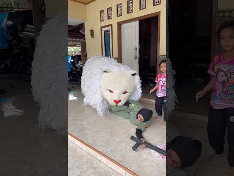 Ibu hansip niat mau nolongin alika malah digigit can macanan