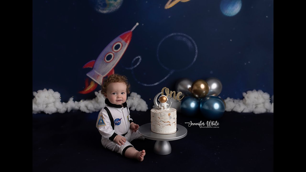Professional Photographer Specialising in Maternity, Newborn, Baby Sitter and Cake Smash photography