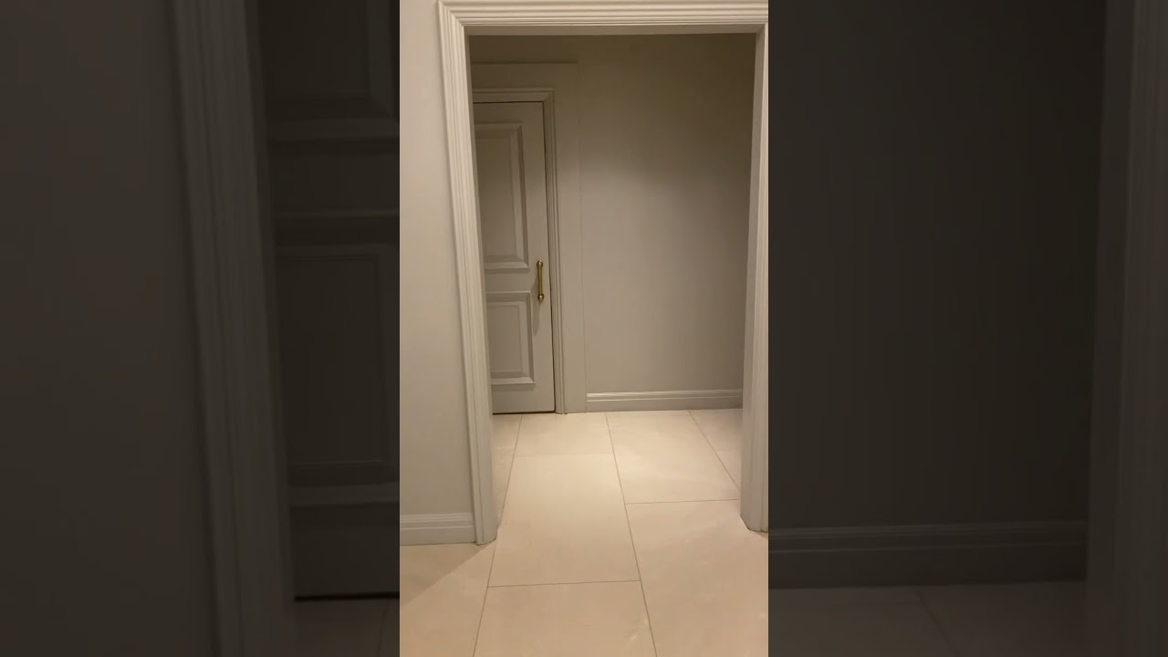 Absolutely beautiful and so bright! Love this bathroom design! 