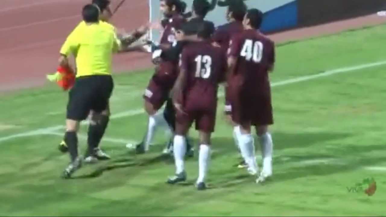 Sędzia nokautuje piłkarza HD. Referee knocks football player. YouTube