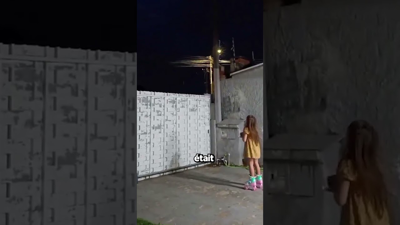 La Petite Fille A Élevé La Voix Vers Le Ciel