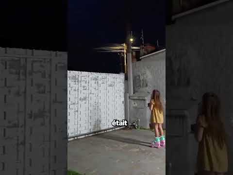 La Petite Fille A Élevé La Voix Vers Le Ciel