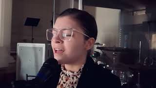 Missionária Júlia Taylor Alvear Cantando Faz Chover Em Inglês - Singing Let It Rain