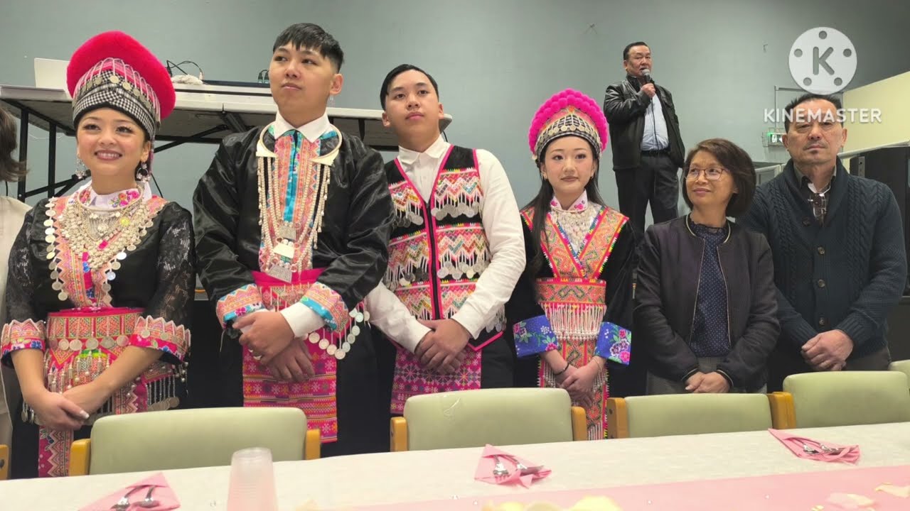 Tsa ntxhais vauv sawv kev thiab noj mov