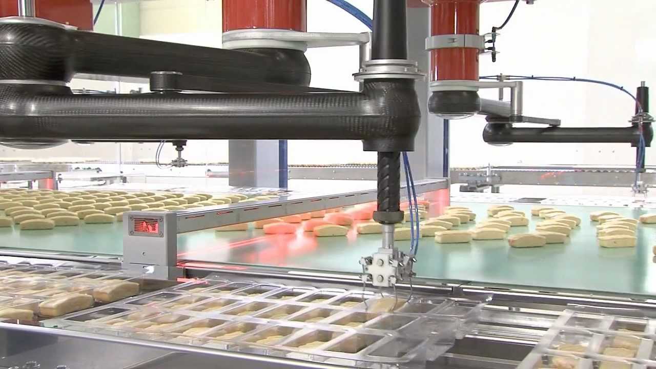 Verpackungsroboter von Schubert mit speziellen Greifwerkzeugen verpacken Backwaren in Trays