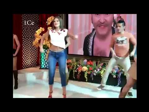 Vanessa Clau jeans azules a la cadera