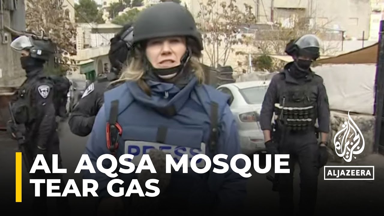 أطلقت القوات الإسرائيلية الغاز المسيل للدموع على شبان فلسطينيين
