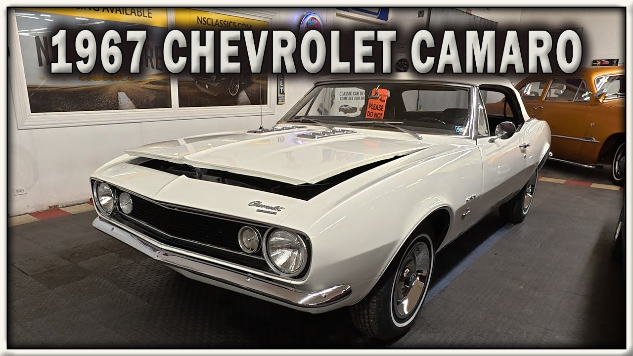Белый Chevrolet Camaro 1967 года выпуска выставлен на продажу в North Shore Classics в январе 202...