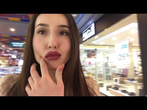 девушка в джинсовых шортах