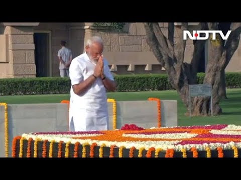 PM Modi ने Mahatma Gandhi को दी श्रद्धांजलि