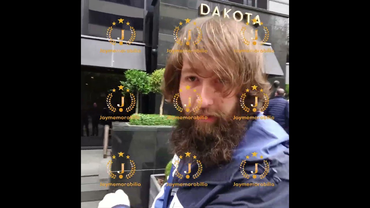 NICK CAVE SIGNING AUTOGRAPHS WHILE ON HIS UK TOUR 2024