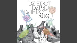 Muote dieleņu auklēja