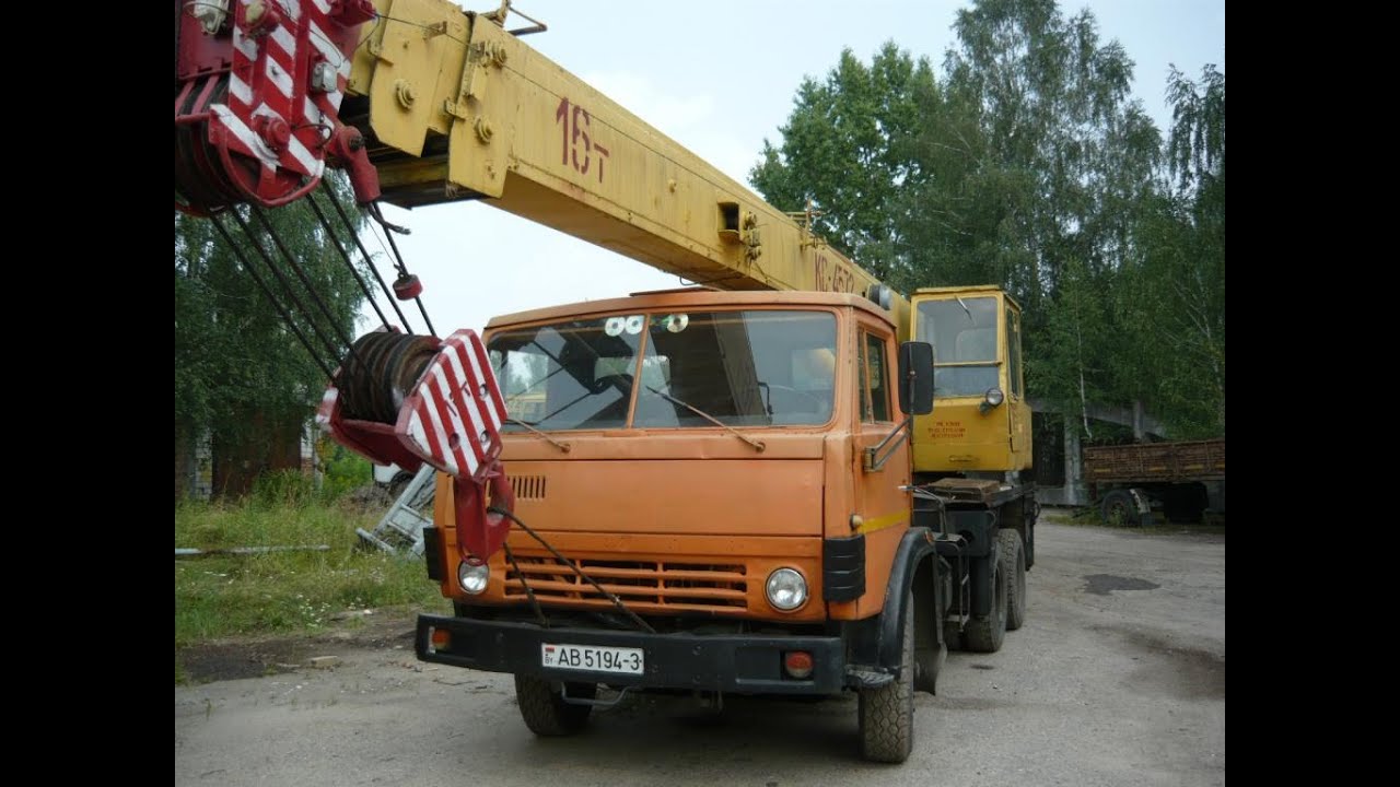 Камазы возят силос