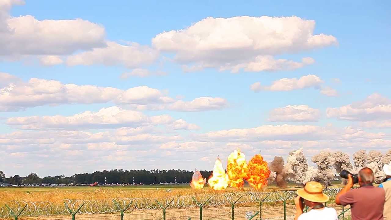 Air Show Radom 2013 SU 22 , F 16 bombardowanie