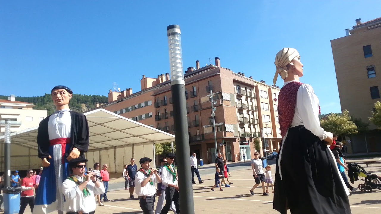 Pasacalles de los gigantes de Ansoain y la rotxapea