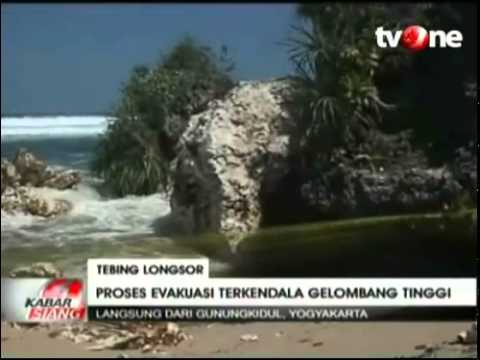Gelombang Pasang Evakuasi Korban Longsor Tebing Di Pantai Sadranan Sempat Terhenti