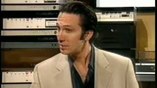 Θανάσης Καλημέρης - Κάτι Τρέχει Με Τους Δίπλα 6