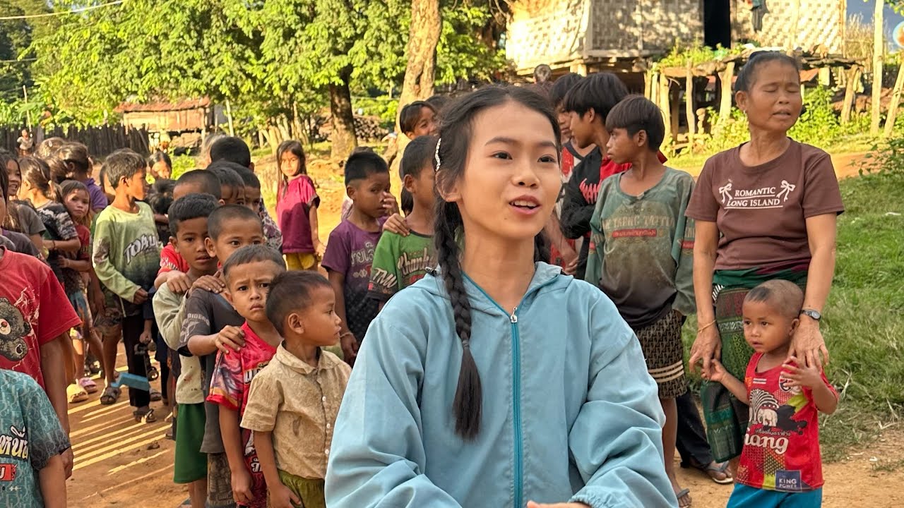 ธิดาลาวหอบฝันมาหาน้องน้องบ้านคูนสีแจกขนมแจกอุปกรณ์กีฬา ￼