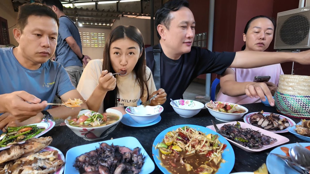 เป็นไงกันบ้าง!!สภาพทีมงานคุณภาพ กินข้าวเช้าก่อนเดินทางกลับ อาการหนักจัดเต็มทุกคนเลย (ส้มตำบ้านฉัน)👍