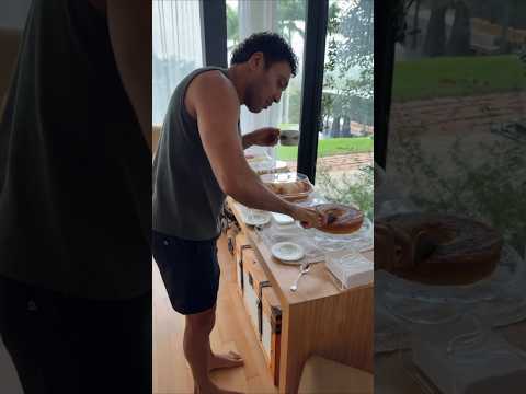 Tirullipa aproveitando o café da manhã na casa do Wesley Safadão