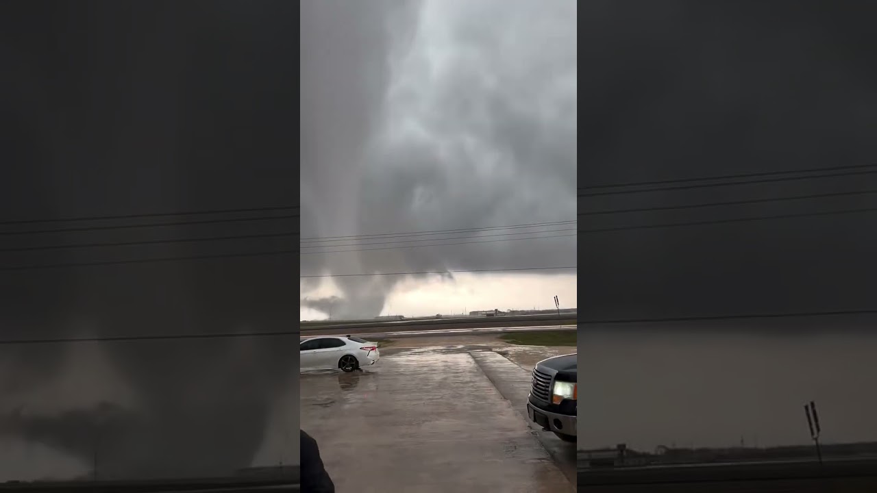 Торнадо к юго-западу от Хьюстона, штат Техас, недалеко от Эль-Кампо, штат Техас, сегодня утром!