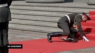 Not for the faint-hearted? Soldier falls at Poroshenko ceremony