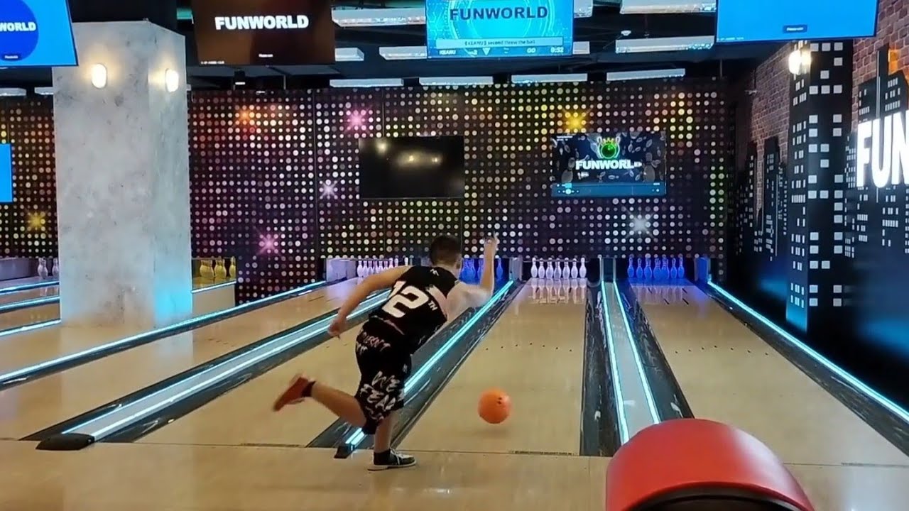 AMAZING STRIKE!!! New Bowling Alley At Funworld Bowling Central Park Mall