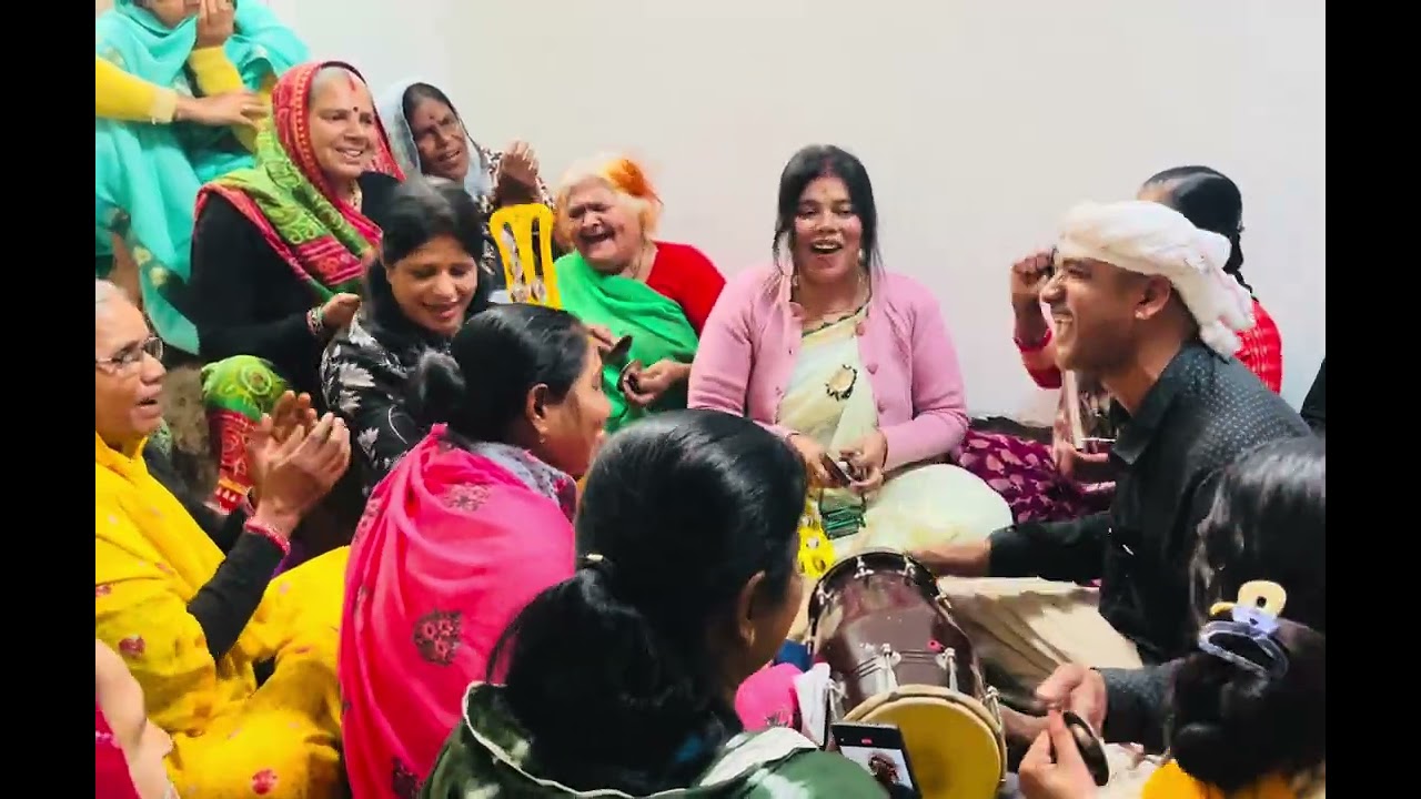 इस भजन ने तो धमाका कर दिया सभी हुई हँस-हँस के लोट-पोट😂😂बहु चली गई सत्संग में सास मूँद गई पिजरा में