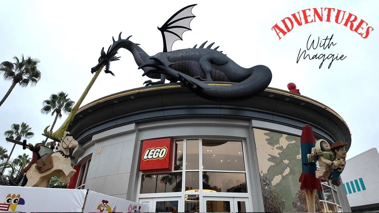 Магазин Lego в торговом центре Downtown Disney Shopping. Точка зрения магазина Disneyland. Видеоб...