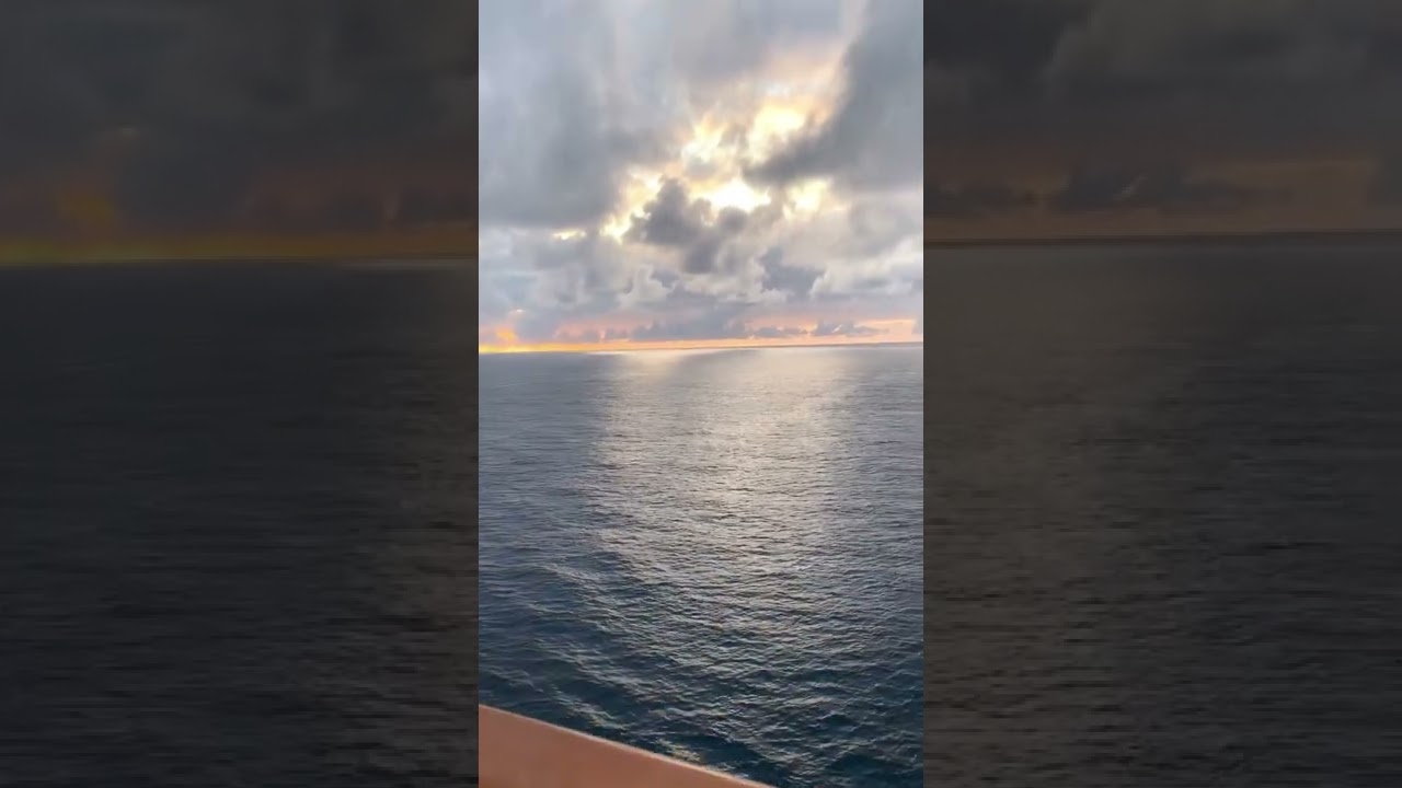 Por do sol a bordo do Costa Diadema