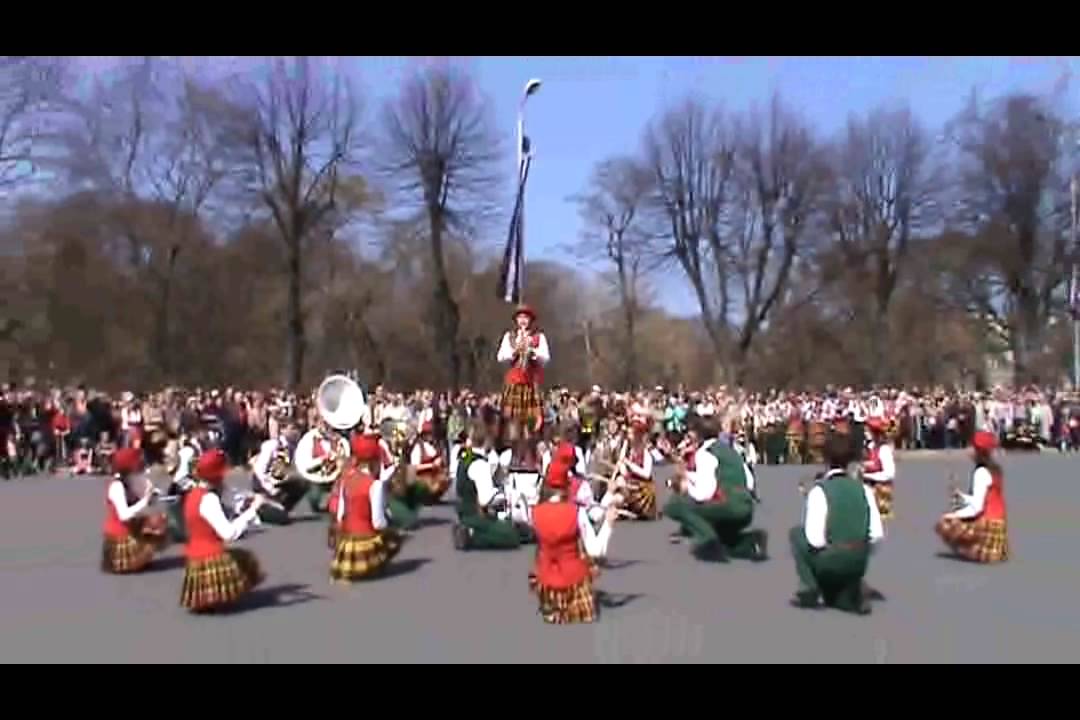 Siguldas P/O Sudrabskaņa 4. maija defile skatē