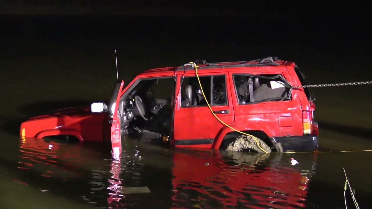 Water Rescue Oak Forest, IL Vehicle in the Pond